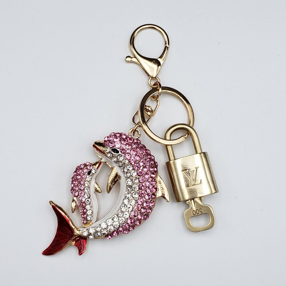 Authentic LV Gold Padlock & Key 🔑 Bag Charm / Unbranded Fish Keychain Combo - Picture 3 of 9
